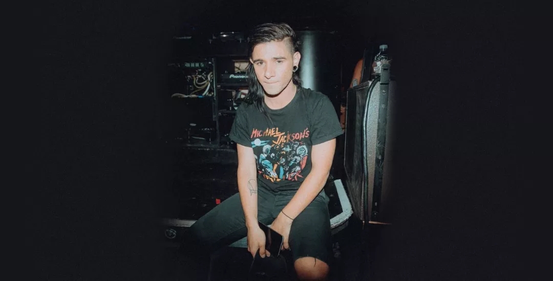 国家第一中学！骑士库奇成为军队中的刺客，带领 EDward Gaming 的中路选手。 Bilibili Gaming 轻松赢得了第一局