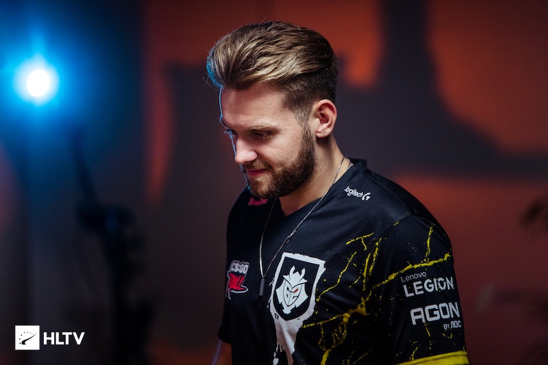 资讯队友全部牺牲 主播被迫与敌人组队，结果反水？