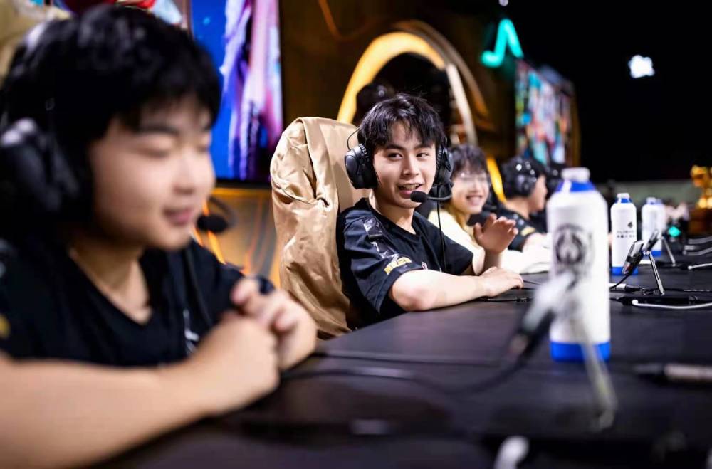 官方：xfl0ud 移至 Heroic 的替补席